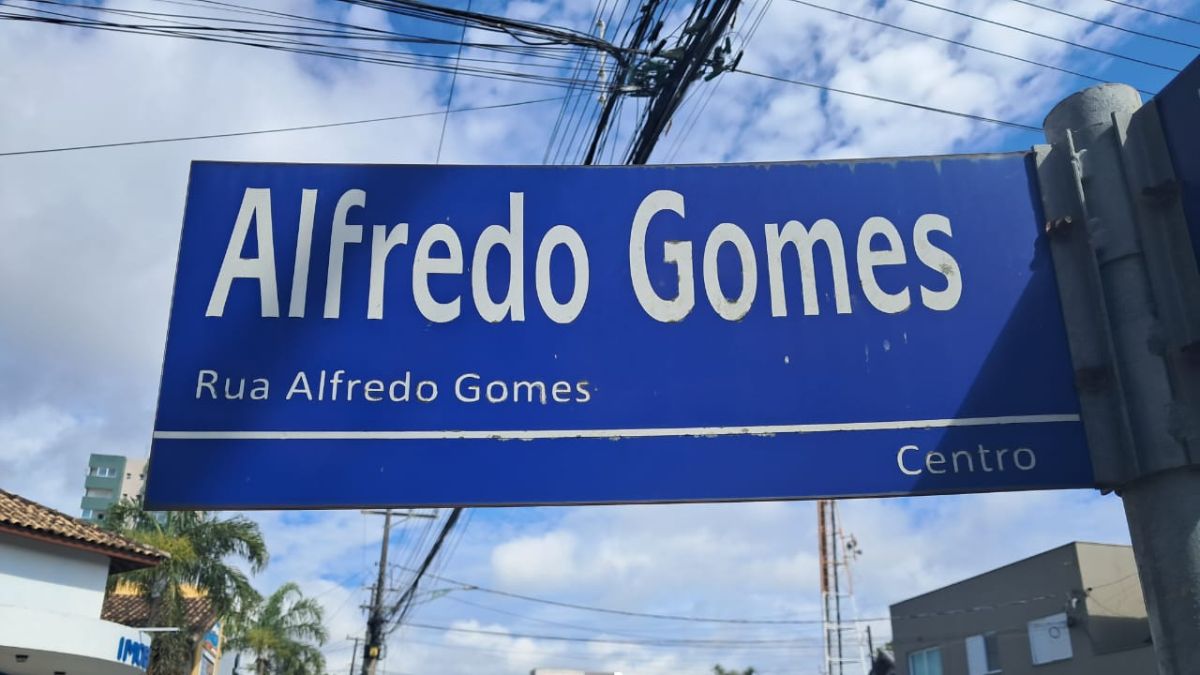 A homenagem pode estar ligada ao fato de que um antigo morador da rua organizava corridas na cidade