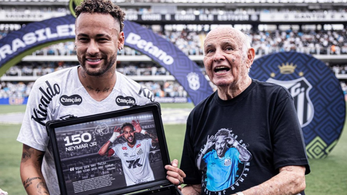 Pepe entregou uma placa a Neymar pelos 150 gols do atacante com a camisa do Santos
