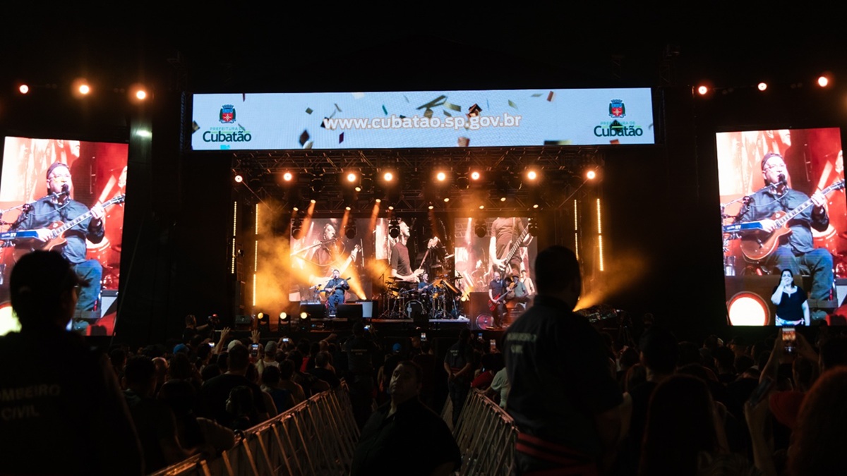 Cerca de 20 mil pessoas lotaram o Píer do Casqueiro, na noite desta terça-feira (30), para celebrar os 40 anos de carreira dos Paralamas do Sucesso