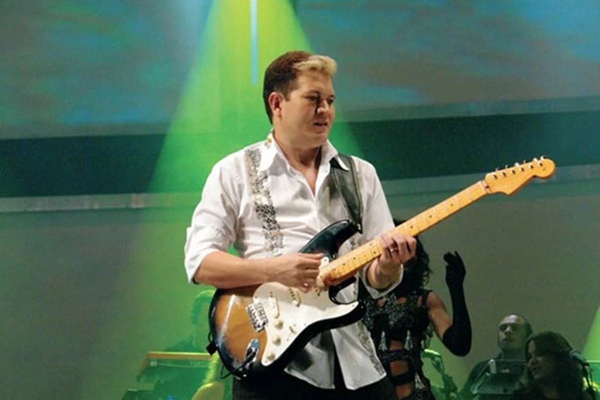 Ximbinha volta aos palcos em destaque não apenas como guitarrista, mas também como cantor