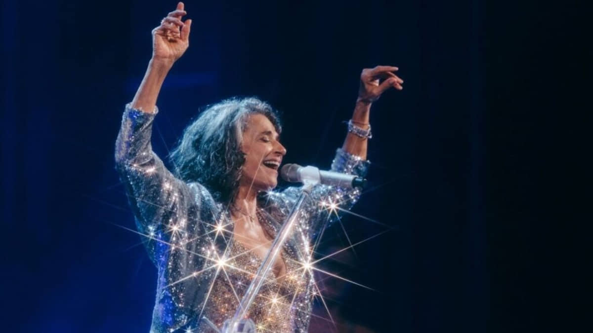 A cantora Simone em turnê recente, lotando casas de shows pelo Brasil