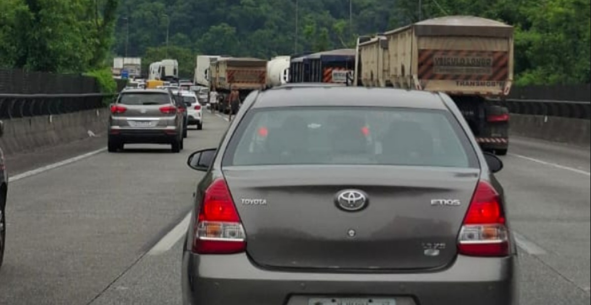 Alto fluxo de veículos provoca congestionamento no sentido Capital