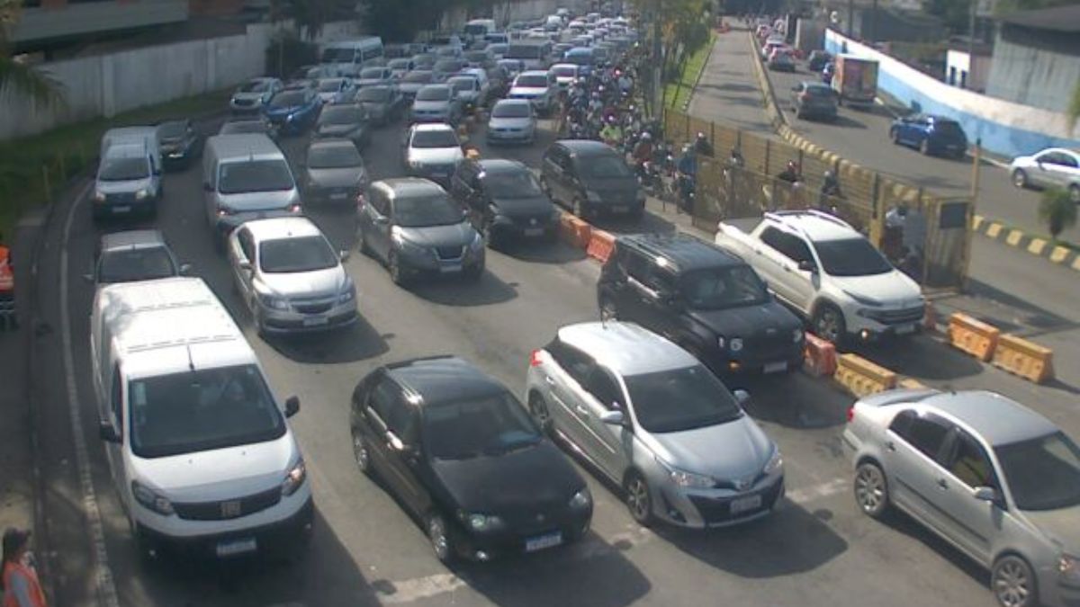 Condutores que aguardam em Guarujá para irem até Santos estão enfrentando um tempo de espera fora do comum