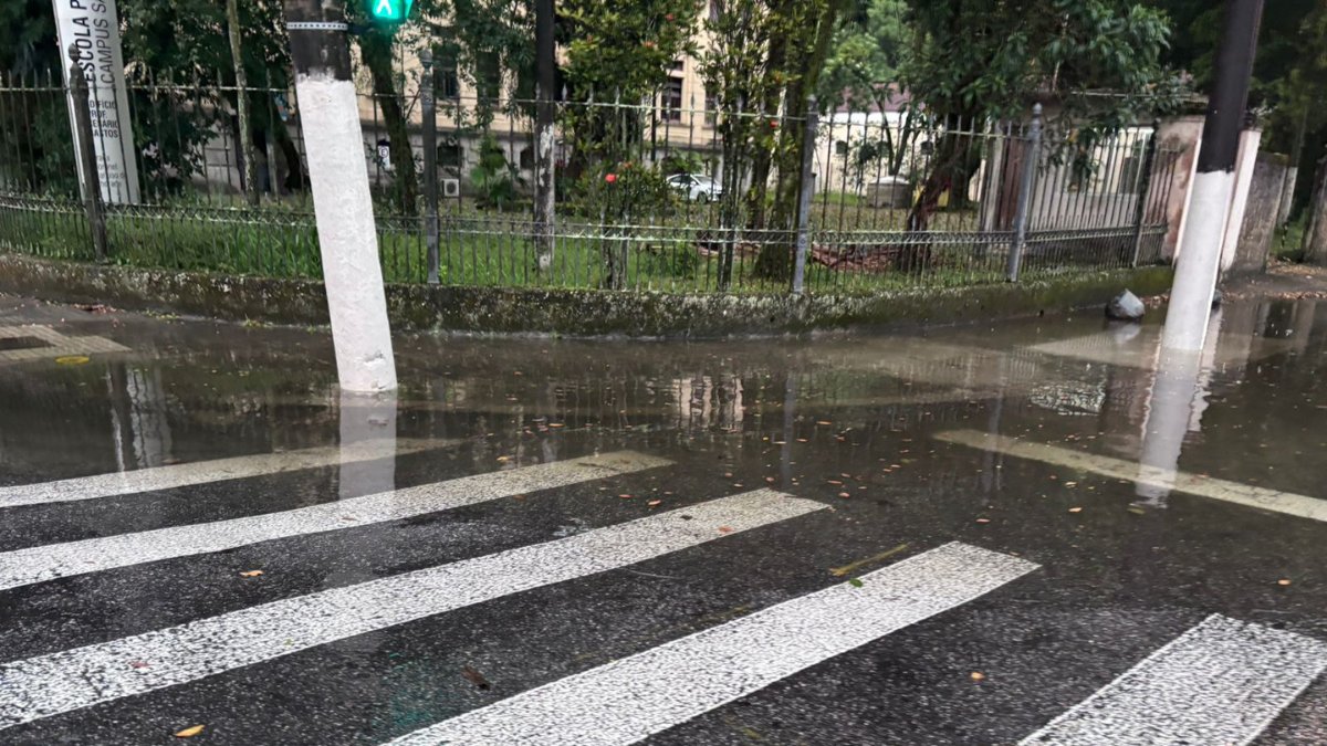 Chuva alagou alguns pontos da cidade de Santos