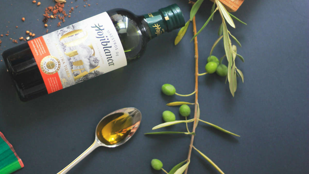 Hábito com azeite extravirgem pode apoiar coração e estômago, desde que entre como substituição e não como excesso