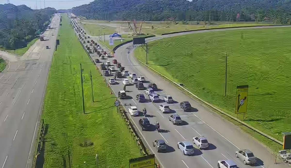 A Rodovia dos Imigrantes registra lentidão entre os quilômetros 70 e 49 no sentido São Paulo