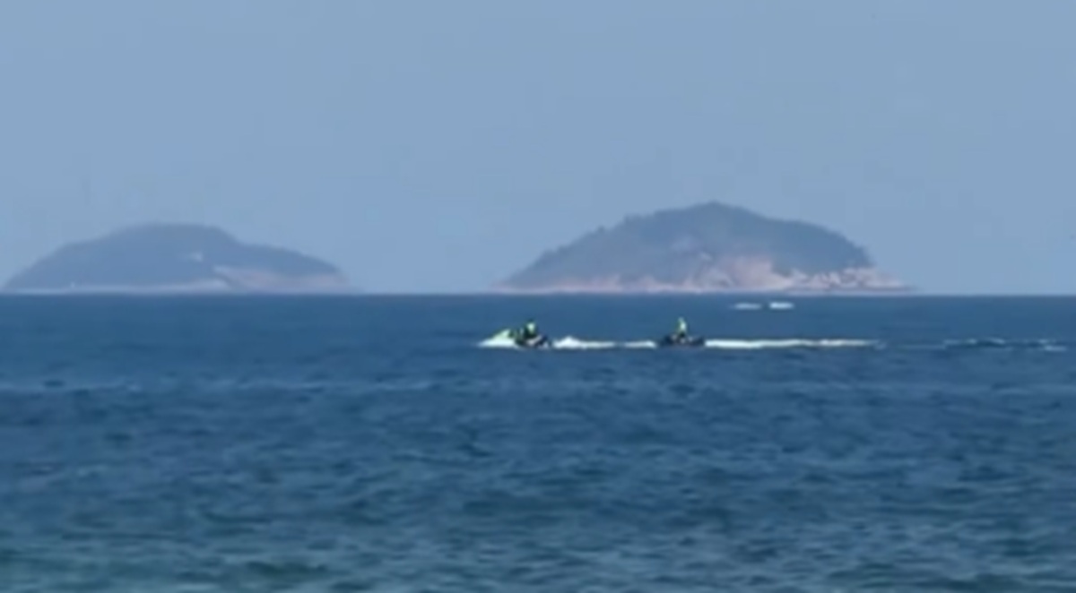 Um ultraleve caiu no mar na tarde deste sábado (27), na praia de Copacabana