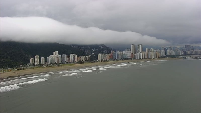 O problema começou durante a madrugada, após uma forte ventania atingir o litoral paulista