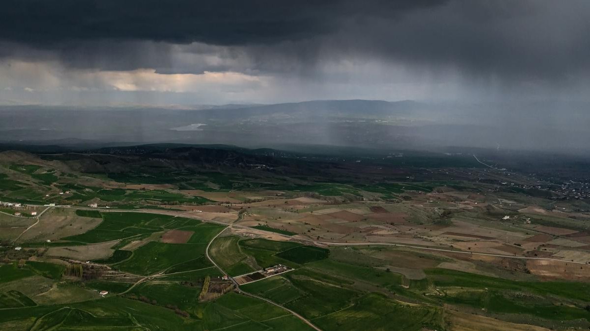 Tempestade se aproximando de cidade no verão