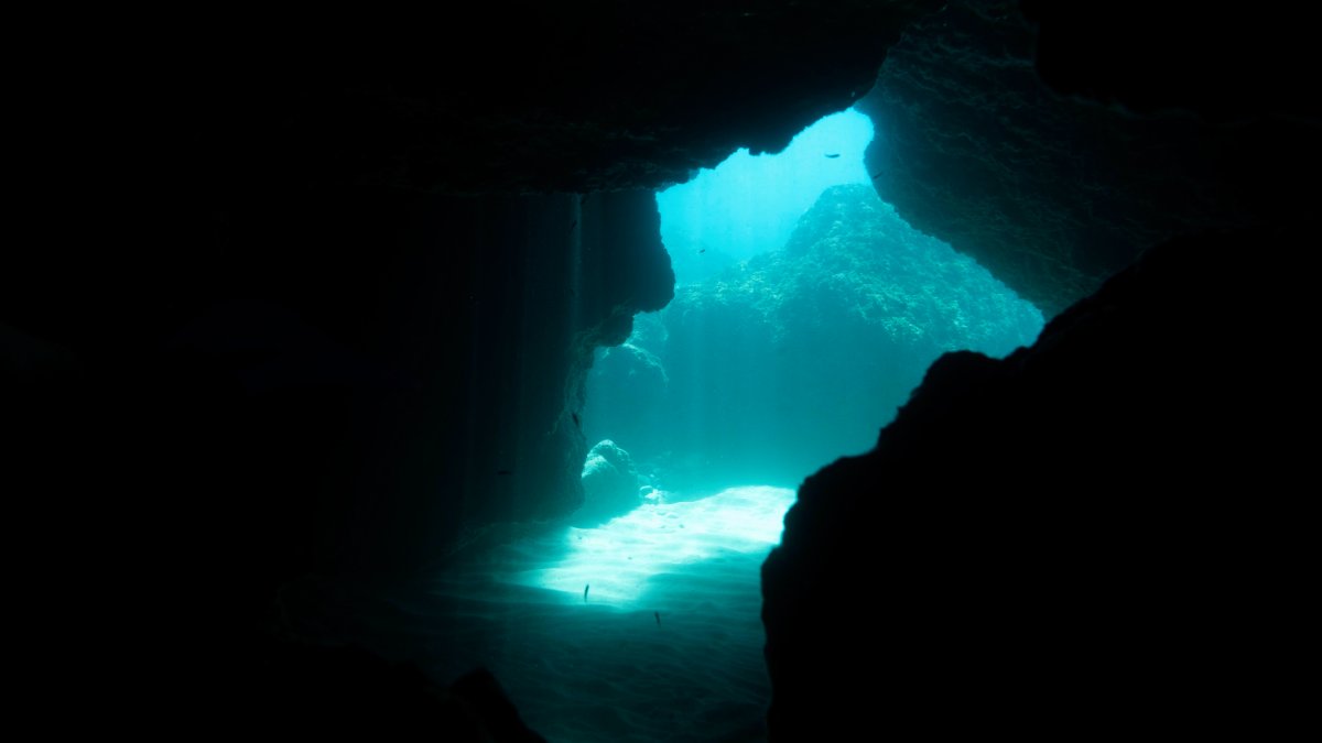 Segundo o filósofo, mergulhadores extraíam o metal a cerca de 3,6 metros de profundidade