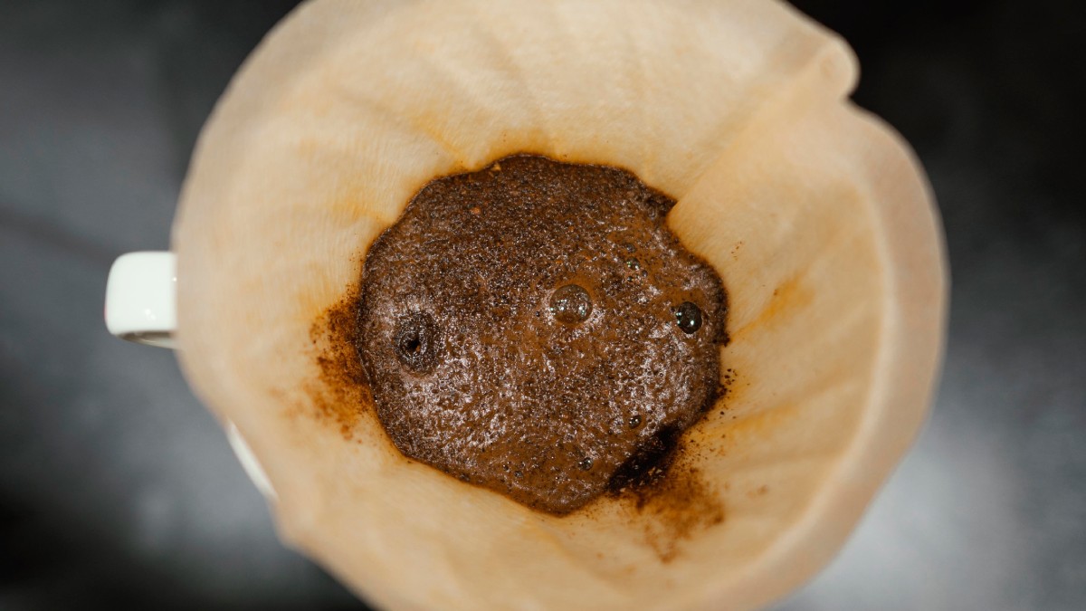 O resíduo do café ganha função inesperada e entra na rotina de limpeza