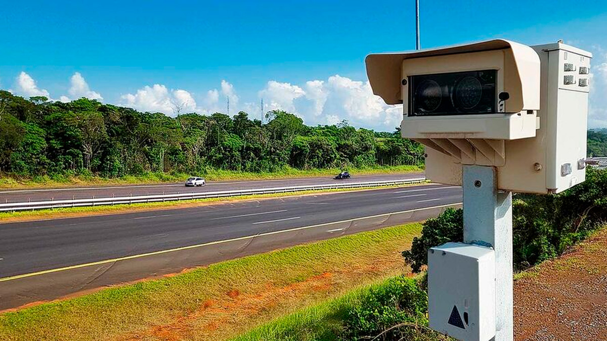 O celular pode permanecer em um suporte fixo no painel ou no para-brisa