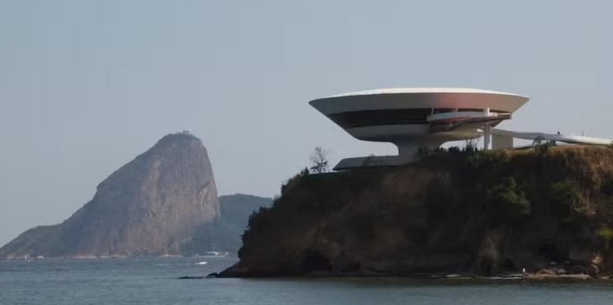 Com 16 metros de altura, espelho d'água na base e rampa sinuosa que conduz ao interior, o MAC é considerado um dos projetos mais simbólicos da arquitetura brasileira.