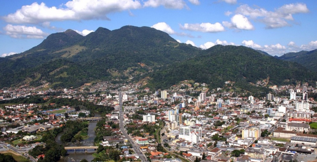 Com cerca de 195 mil habitantes, Jaraguá do Sul é a sexta maior economia de Santa Catarina e parte essencial do Vale do Itajaí, um dos principais polos industriais do Brasil