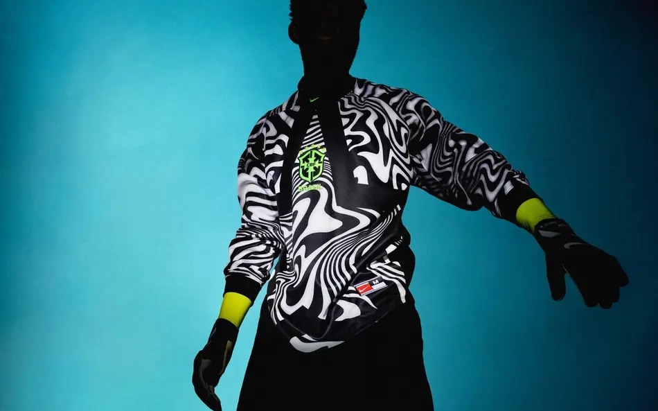 No caso brasileiro, o design incorpora linhas que remetem ao famoso calçadão de Copacabana, combinando estética urbana e símbolos culturais do país