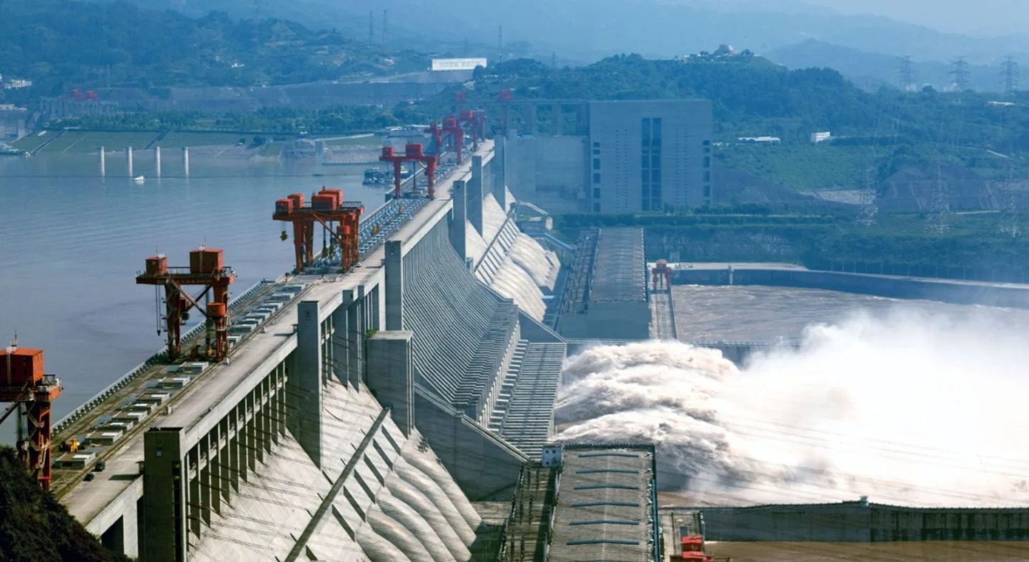 Localizada na província de Hubei, a hidrelétrica foi construída sobre o rio Yangtze o terceiro maior do mundo, responsável por abastecer grande parte do território chinês