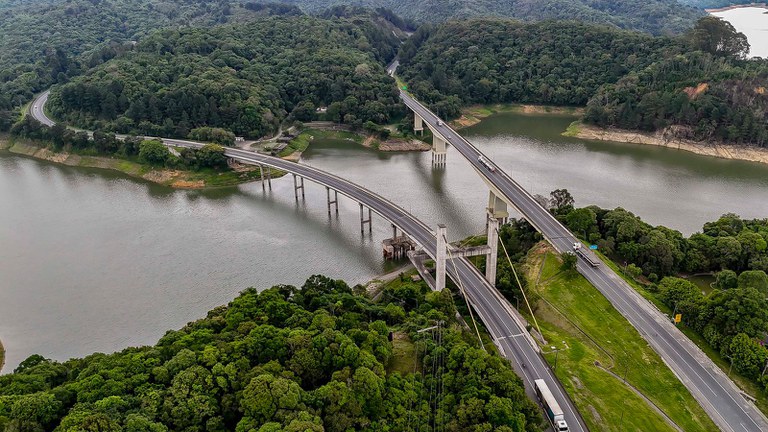 Com 383 quilômetros de extensão e passando por 16 municípios, a Régis Bittencourt é uma das principais rotas de transporte de cargas do país