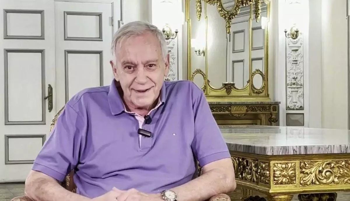 Além disso, Fernando Allende foi colunista do Diário do Litoral, onde publicou análises e comentários sobre temas ligados à política e ao cotidiano institucional da região.