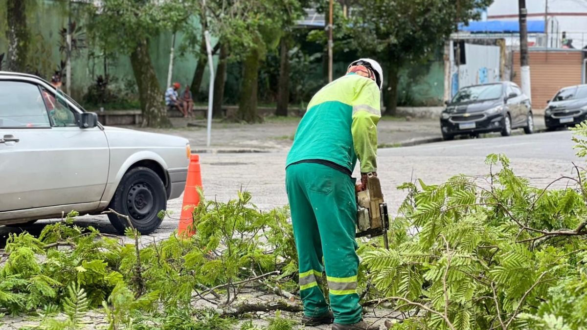 A Prefeitura de Cubatão realizou ações de zeladoria em diversos bairros após ventania