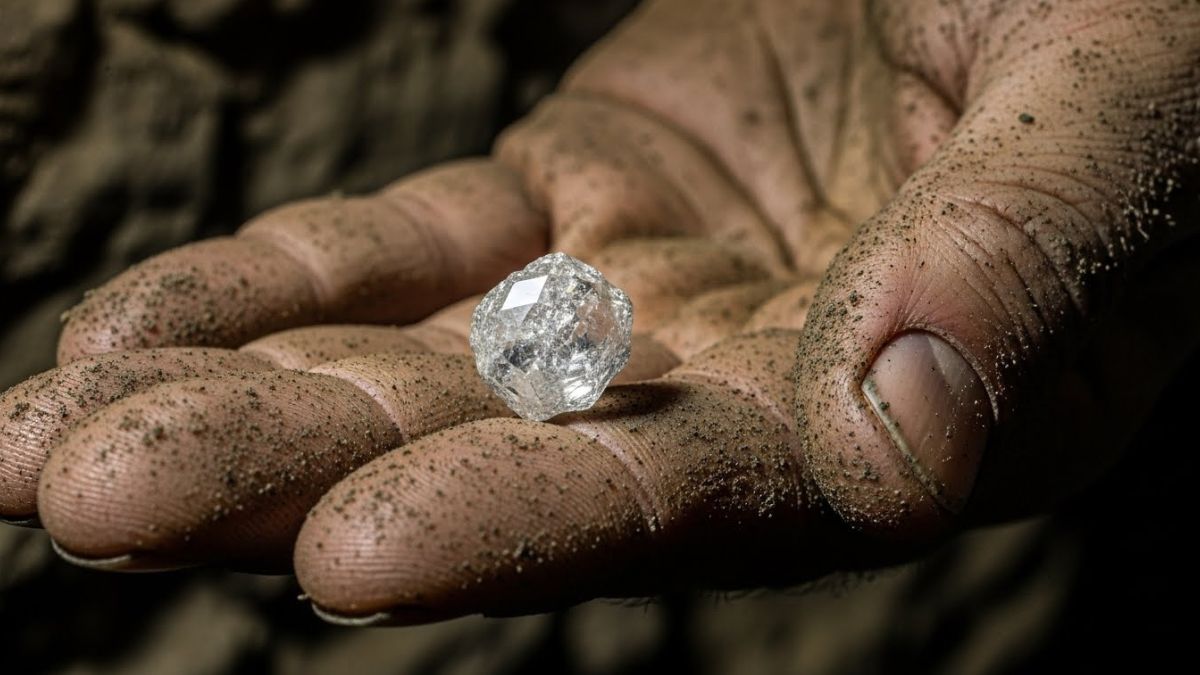 Jovens retiraram da terra uma pedra que qualquer joalheria do mundo consideraria um tesouro absoluto