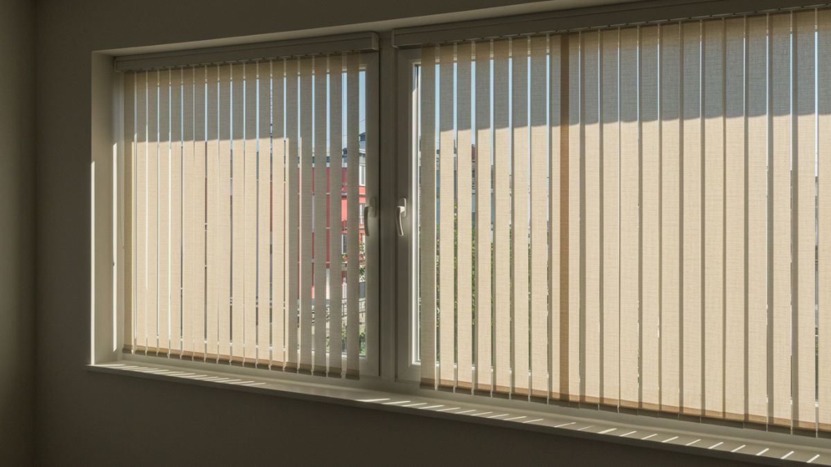 Enquanto as cortinas tradicionais ocupam espaço e acumulam volume, as persianas plissadas trazem uma proposta de
