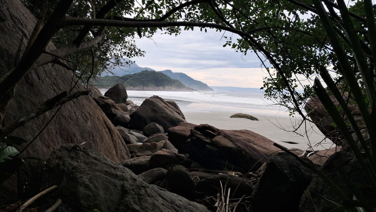 Quem busca uma praia preservada encontra na Praia do Arpoador, em Peruíbe