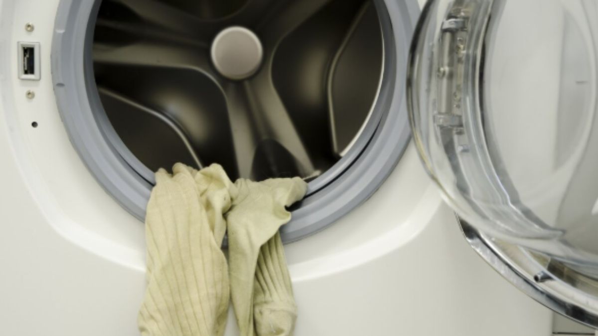 É só colocar uma esponja de lavar louça no tambor e deixar a lavagem acontecer normalmente