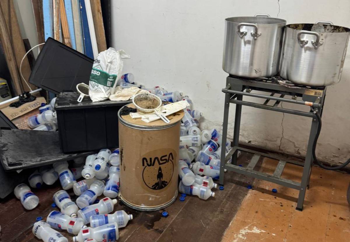 Após identificarem o imóvel utilizado para a prática criminosa, os policiais abordaram um indivíduo (24 anos ) que adentrava o imóvel