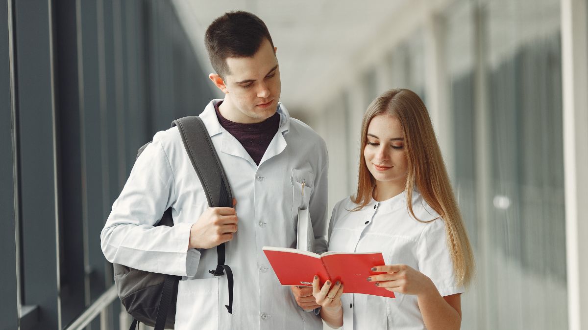 Apenas 52,7% dos estudantes de Medicina em faculdades privadas alcançaram desempenho considerado satisfatório na avaliação do MEC