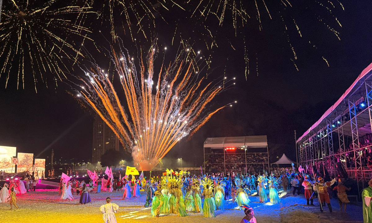 Com o apoio de um telão de LED, a arena se transformou em um espaço imersivo, permitindo interação em tempo real com o desenrolar do espetáculo