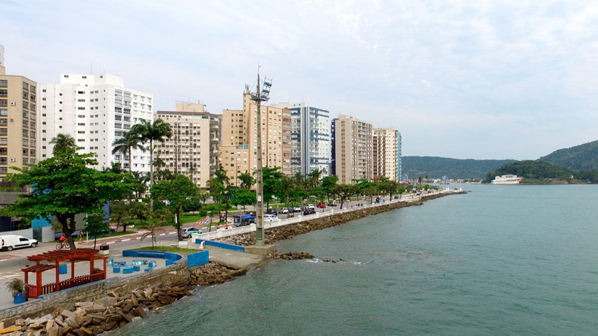 Ao caminhar pelas ruas de Santos, no litoral paulista, um traço urbano se impõe de forma clara: a predominância quase absoluta de edifícios residenciais.