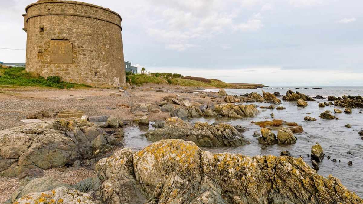 Construída em 1805, a Torre Martello de Balcarrick oferece vista de 360 graus para o oceano e é isenta de impostos por ser patrimônio histórico.