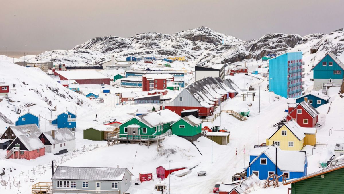 Na Groenlândia, moradores derretem gelo para banho enquanto potências mundiais disputam suas riquezas naturais; veja como vivem os 57 mil habitantes.