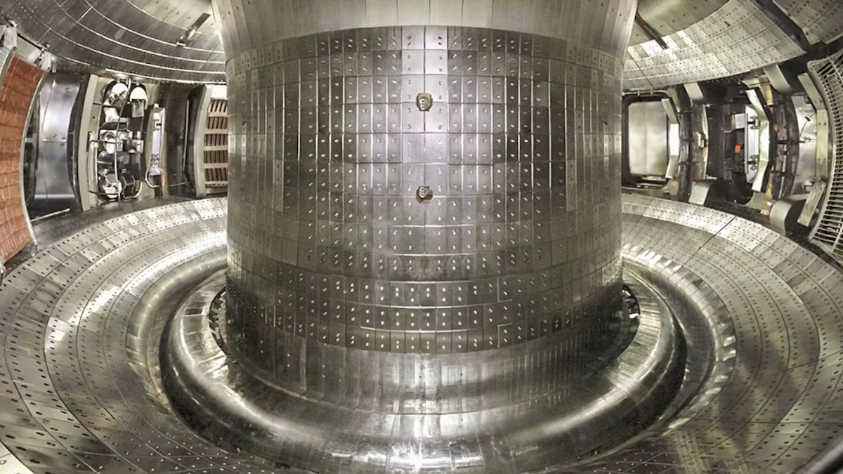 Novo feito técnico em reator nuclear permite dobrar o combustível sem perder o controle e acelera a corrida pela substituição do petróleo.