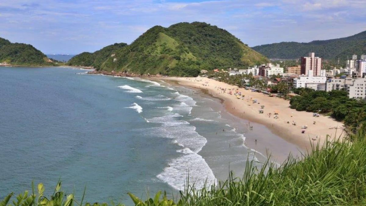 A Praia do Tombo é a única do litoral paulista com o selo internacional Bandeira Azul há 16 anos