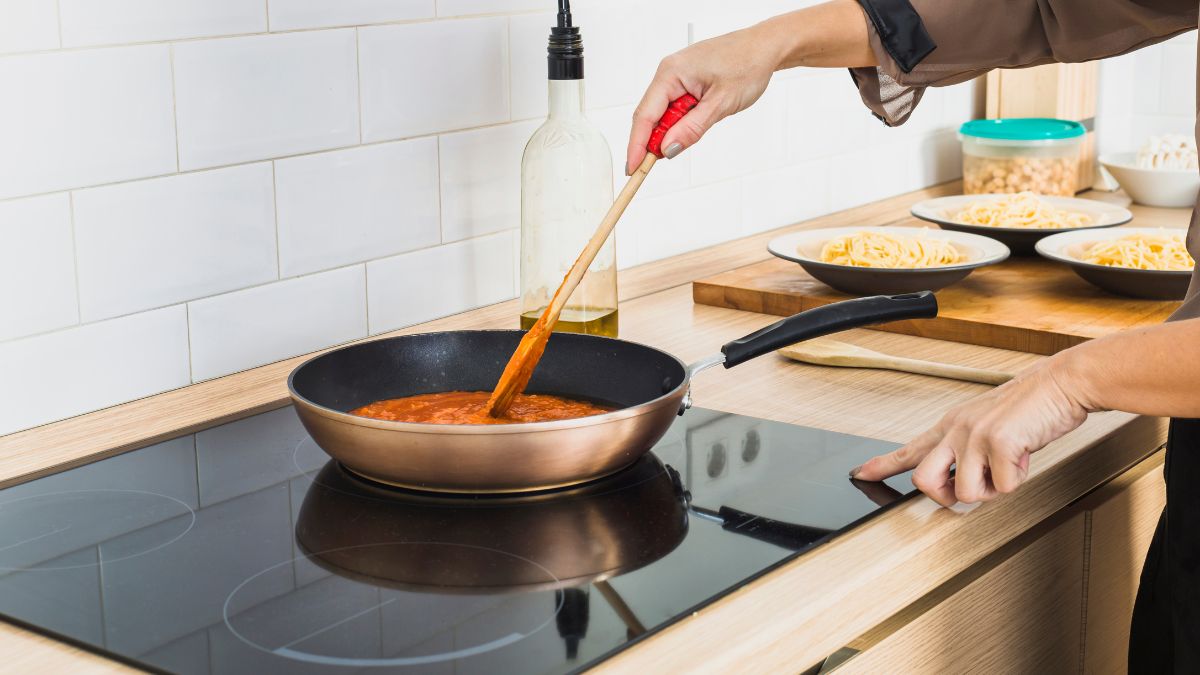 Com os produtos certos e uma limpeza suave, o cooktop de vidro se mantém brilhante e livre de riscos no dia a dia