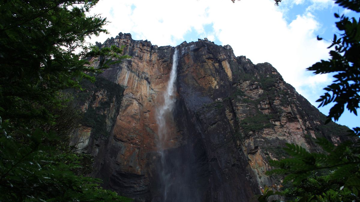 A maior cachoeira do mundo está no sudeste da Venezuela, criando um cenário monumental que mistura água, rocha e névoa