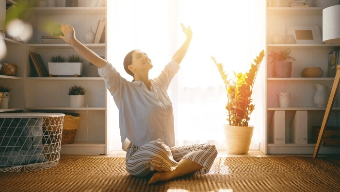 Com a volta às atividades cotidianas, ajustar a iluminação natural e artificial pode ser uma estratégia simples e eficaz para transformar casas e ambientes de trabalho em aliados do bem-estar