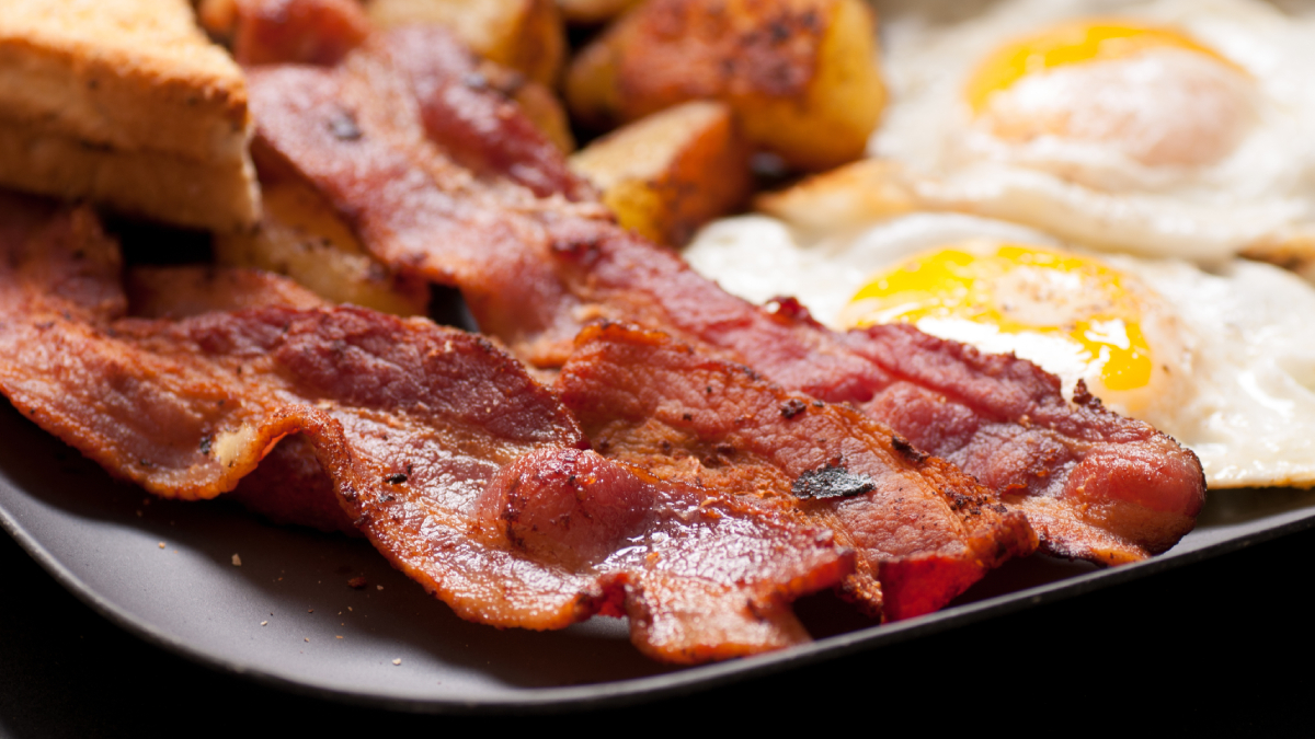 Cerca de duas fatias de bacon ou uma salsicha pode aumentar o risco de desenvolver câncer colorretal em 18%