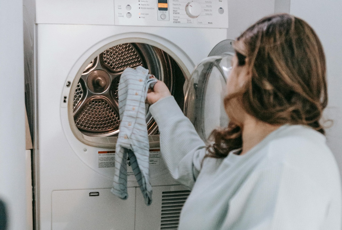 Truque promete acelerar a secagem no varal e reduzir a dependência da secadora elétrica