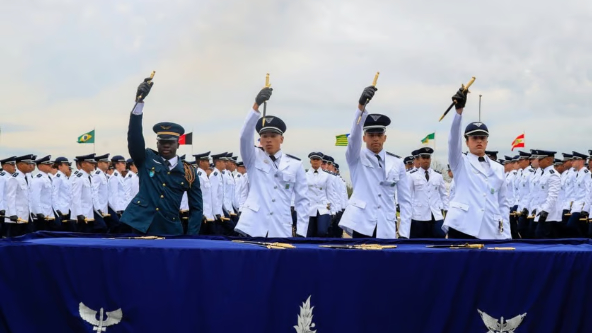 Podem concorrer candidatos de ambos os sexos que possuam ensino médio completo e formação técnica