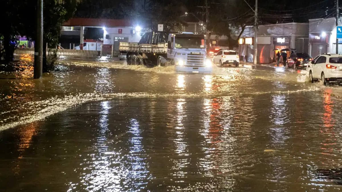 Caminhão passa por avenida alagada após temporal no estado de SP