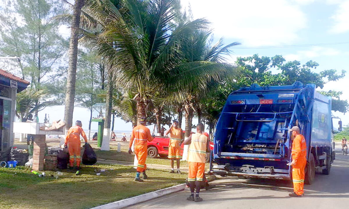 Somente nos primeiros dias de janeiro, foram retiradas 1.038,8 toneladas de lixo, sendo mais de 350 toneladas apenas na faixa de areia das praias