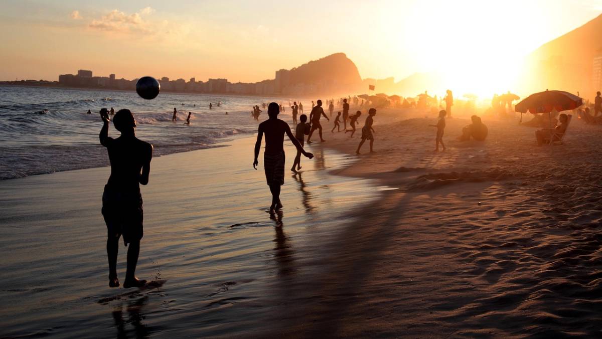 Trata-se do Rio de Janeiro, capital do estado homônimo, famoso por suas belas praia