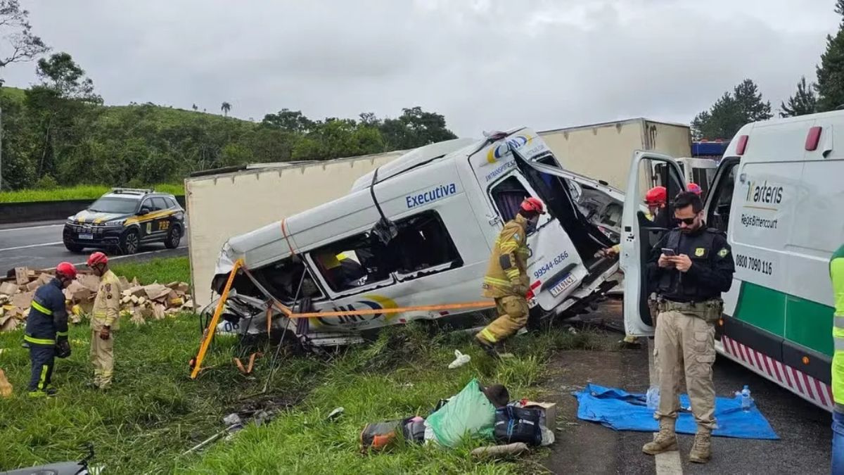 A colisão ocorreu na BR-116, em Campina Grande do Sul, na Região Metropolitana de Curitiba