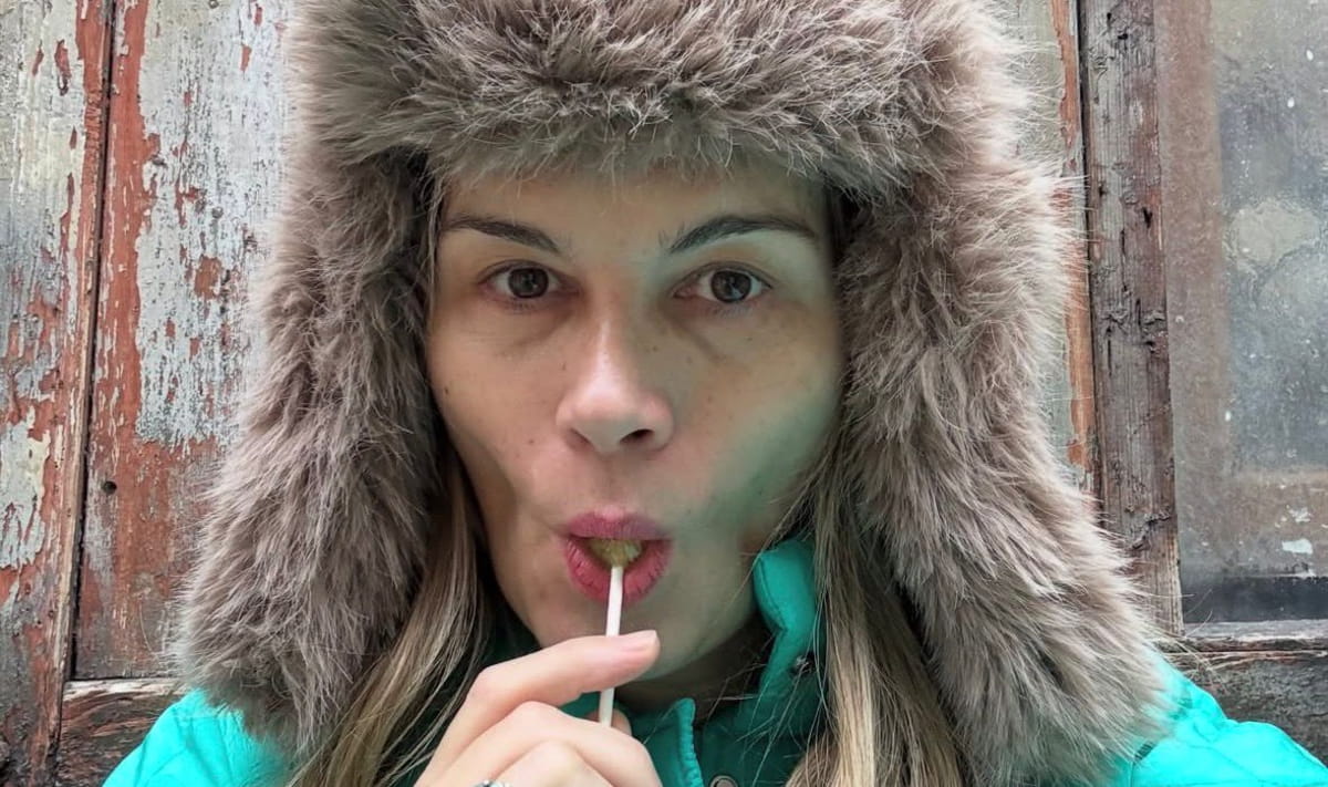 Marina Hands é filha do diretor britânico Terry Hands e da atriz Ludmila Mikaël, dois nomes respeitados no meio artístico europeu