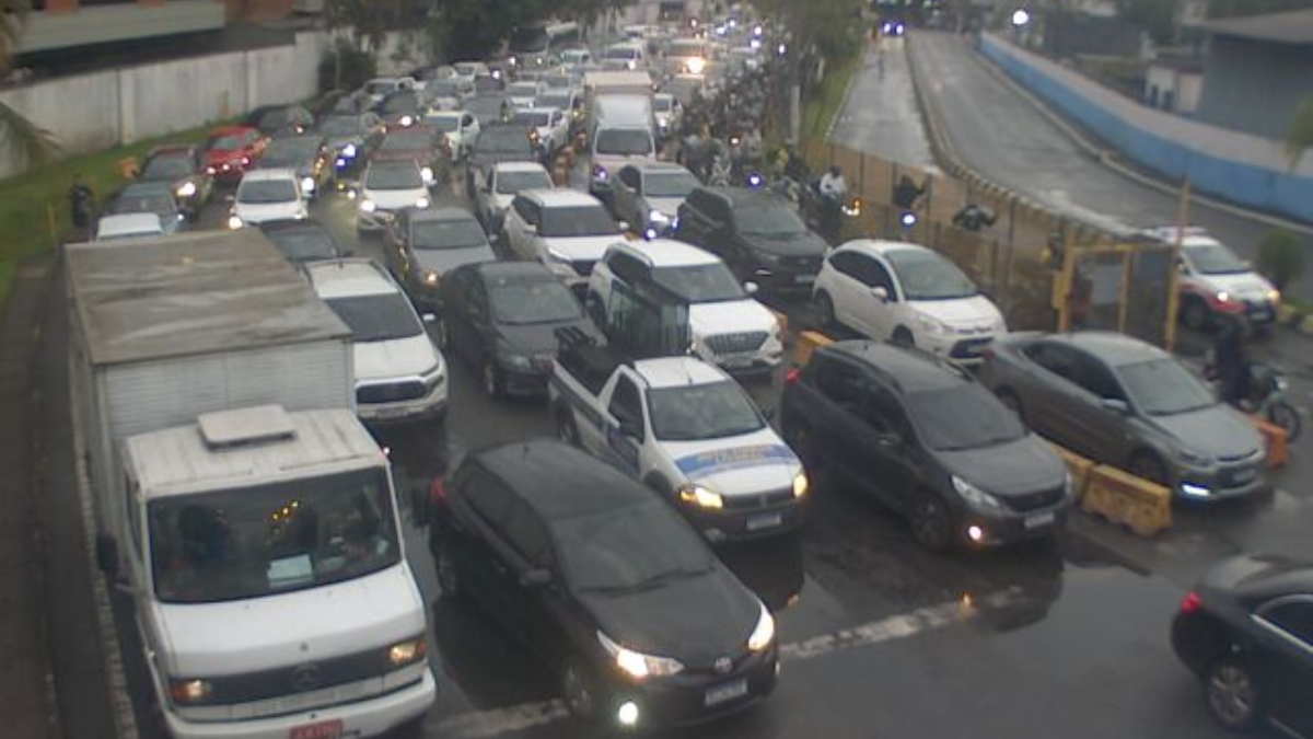 No sentido SantosGuarujá, os condutores esperam 55 minuto