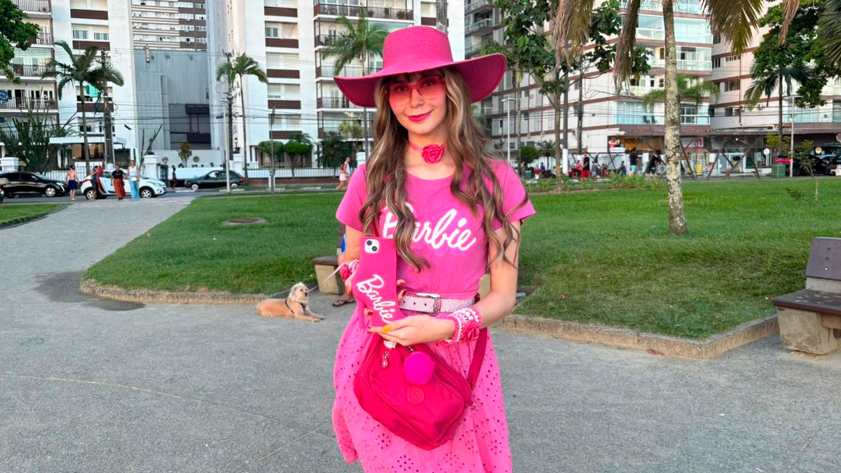 A "Barbie santista", Bibi Meletti, de 28 anos, estudante de tradução, chama atenção pelo estilo ousado e pela semelhança com a boneca mais famosa do mundo.