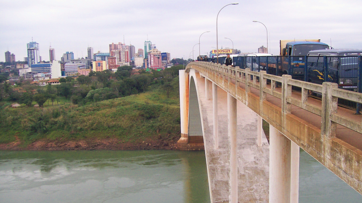 O tráfego na Ponte da Amizade segue inalterado, mas sob a sombra de uma mudança iminente