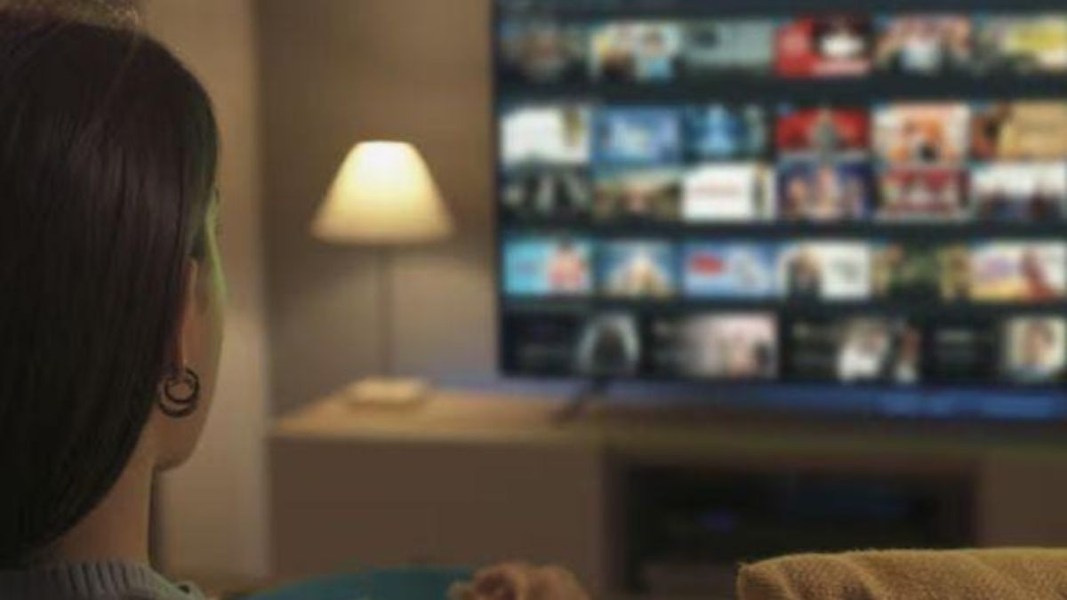 Os brasileiros têm trocado a TV por assinatura por plataformas digitais gratuitas